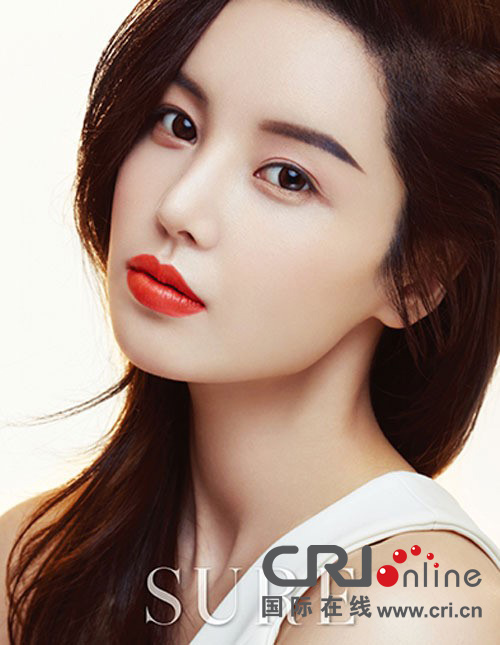 南奎利最新时尚杂志写真曝光 自然系妆容显少