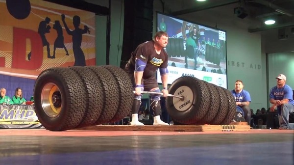 立陶宛壮男拉起524公斤杠铃 刷新世界纪录(高