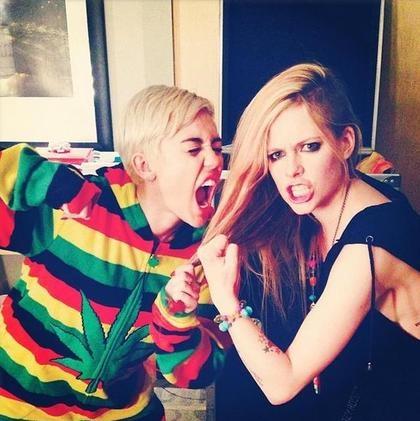 麦莉和艾薇儿打起来了? 扯头发爆粗场面混乱(图)