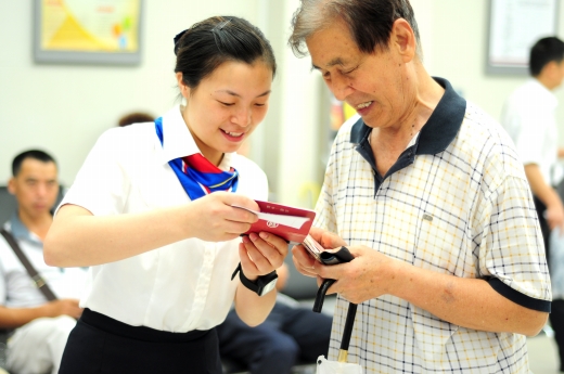 老人门外晕倒勇敢扶起工商银行永川西门支行员