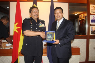 驻古晋总领事刘全拜会沙捞越州警察总监赛布杜