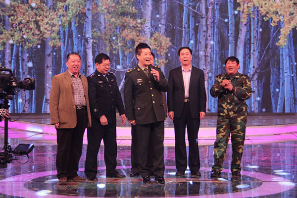 阎维文重唱《<em>小白杨</em>》 黄国伦现场弹唱《我愿