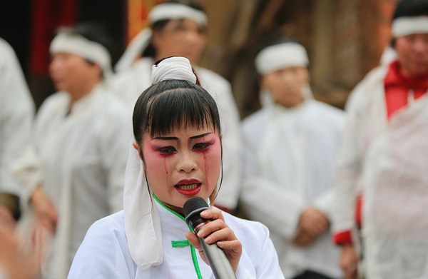 摄影师记录职业哭灵女 每月哭二十余场|剧团