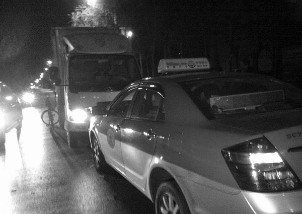 货车司机疑酒驾撞出租 对方要3万私了|货车|交