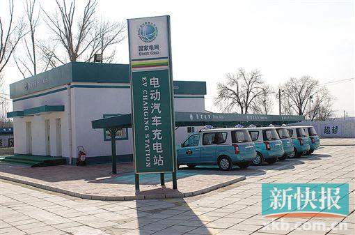 资料图 国家电网公开招标,多城市公布充电桩建设目标 到明年要完成4000座目标,但去年底才建成400座 近日,充电桩板块在资本市场备受追捧,背后利好则来自于国家电网发布的一条2014年第一批电动汽车充换电设备公开招标消息。据悉,今年国家电网将举办5次这样的采购招标会,而去年同等级别的招标会一次都没有。与此同时,车企在新能源产业链其它环节也开始动作频频,包括电池和车型研发。 曙光初现,新能源汽车的发展站在了黎明之前。沉寂多时的新能源汽车发展终于要迎来破局,地方政府、国家电网和各大车企近来纷纷加快新能源布局