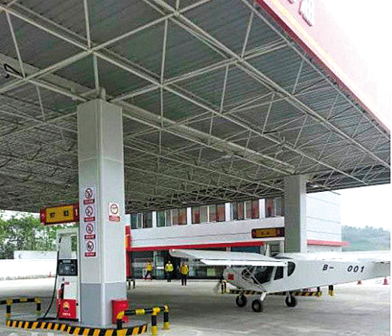 迫降在公路加油 飞机加97号油,你知道吗|飞机|起