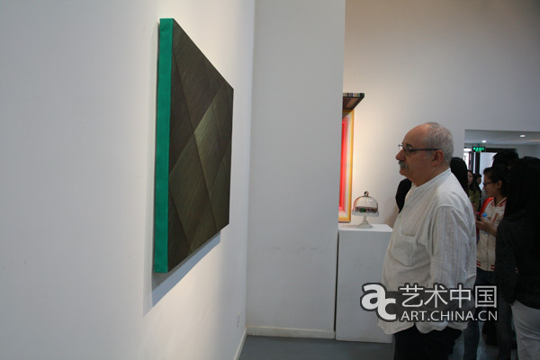 观众观看展览