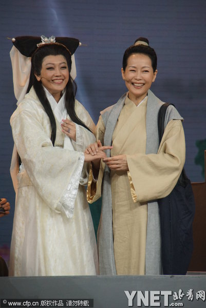 50岁叶童反串再演许仙 回忆往事当场落泪|叶童