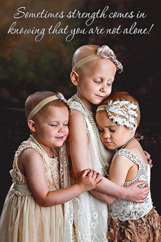美国3名身患癌症女童互相拥抱照片感动人间