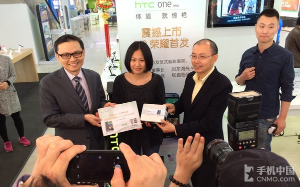 现场首位购买HTC One（M8）的用户