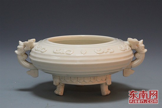 德化窑三足双螭耳炉