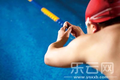 蝶泳拉力绳锻炼方法图解_图解大全 @家庭医生网 游泳的好处不言而喻。最近,英国运动医学家发现,游泳还能增加性能力,让女性更容易获得高潮。发表在英国《每日邮报》上的一项研究发现,一些游泳好手即使到了60-80岁高龄,性生活仍然像30岁左右一样活跃。游泳对性爱的好处在女性身上体现得更为明显。蛙泳与蝶泳被认为是最适合女性的性爱运动。尤其是蛙泳,在两腿的一张一合中,锻炼了女性的腿部肌肉、盆底肌肉以及腹肌。而这几组肌肉是女性在性生活中用到的最重要的肌肉,尤其是耻骨尾骨肌,通过它的适当收缩和放松,女性才能获得更为完美的性生活,也更容易获得高潮。