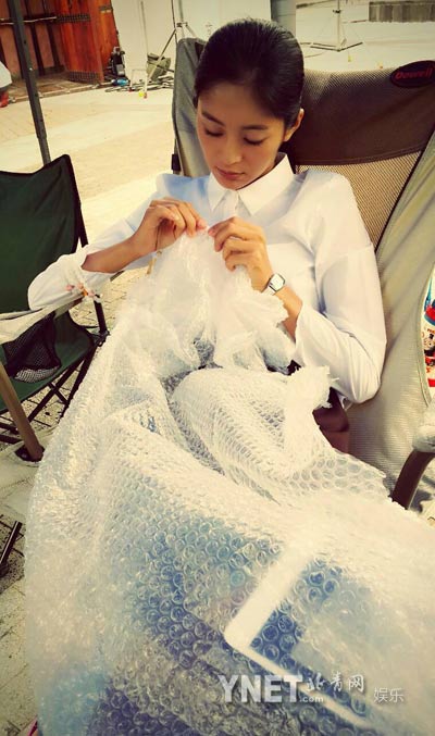 王媛可《第二次人生》片场捏泡泡 爆强迫症|王