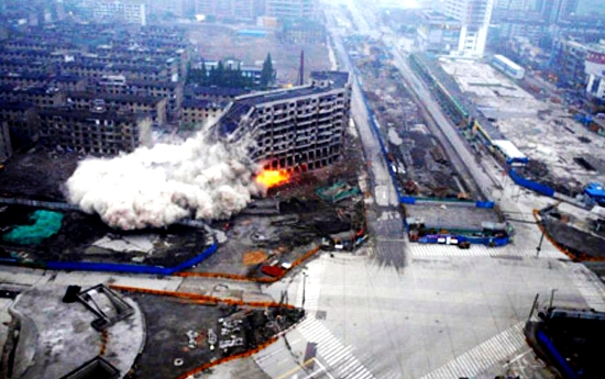 　2004年7月7日，朝阳百货大楼被爆破拆除。它曾是五角场最高标志性建筑，是1990年代五角场地区最重要的购物中心。它的拆除，令老五角场人伤感又兴奋。