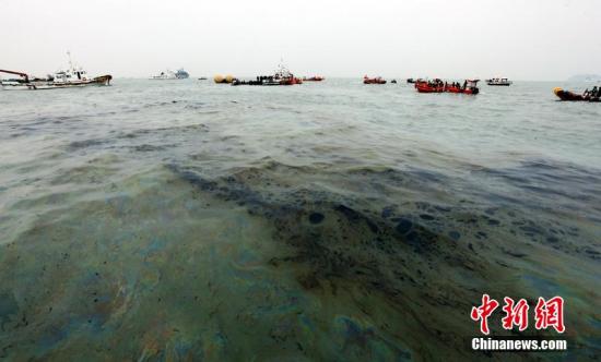 当地时间2014年4月19日，韩国珍岛，沉没的“岁月”号客轮流出的油带开始出现在海面上。图片来源：东方IC   版权作品请勿转载