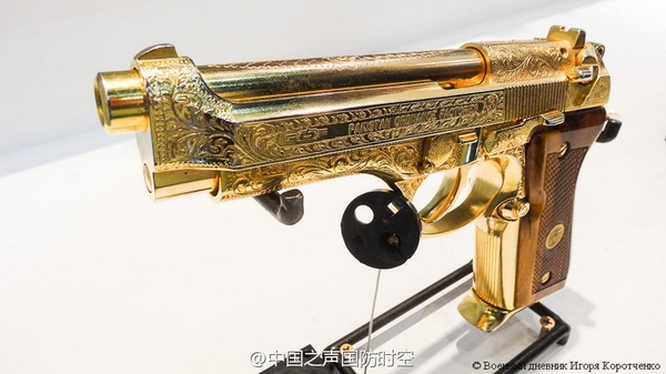 巴基斯坦厂商展示黄金枪 土豪范儿十足(高清组