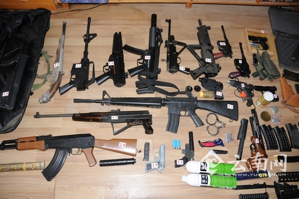 男子冒充警察昆明街头查毒品 原来是喝酒吸食