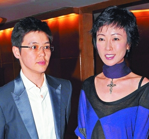 袁洁莹(右)2005年与富家女阮嘉欣(左)传绯闻.
