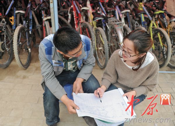 焦爱芬和张少一起对自行车租赁表进行研究,讨论经营思路。