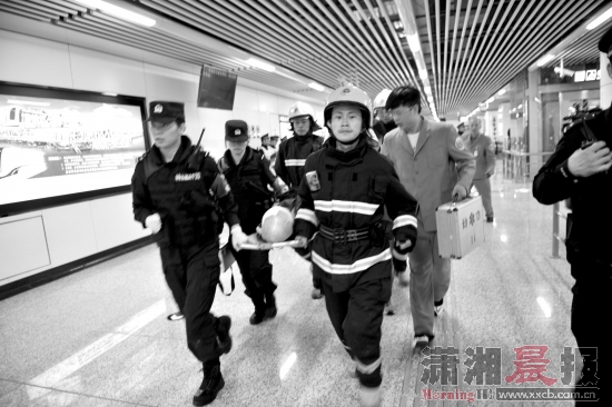 特巡警:控制地铁站外围。供图/长沙市公安局新闻中心