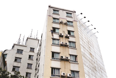 广州：杀人嫌犯被围捕 纵身从7楼跳下(图)