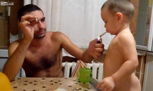 在这个两分钟的视频中,一个男子将一根香烟递给了宝宝,为其点火(视频截图)