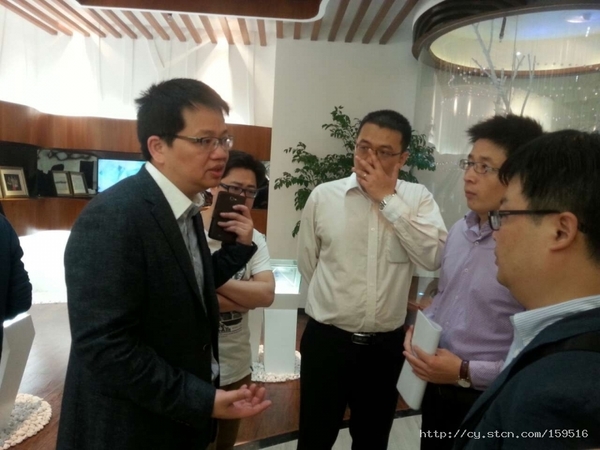 蒙发利子公司“奥佳华”蔡总在展厅向投资者做现场介绍。