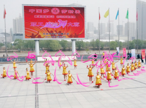 中国梦·劳动美职工广场舞比赛在兰州体育公