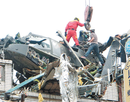 台军阿帕奇战机迫降毁损 7亿台币变废铁