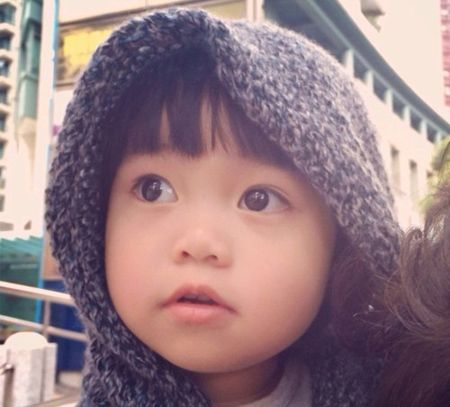 国民岳母韩寒:高端自黑晒童年头戴大红花女装