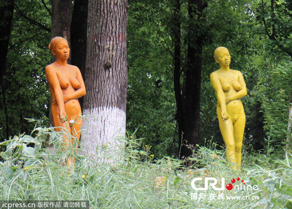 　　2014年4月26日，重庆大学城熙街和四川美术学院校园里摆放的裸女雕塑引发热议。当地市民认为，在大学摆放这样的雕塑有亵渎女性之嫌，而大学生却认为无伤大雅，引发社会争议。图片来源：常旭/东方IC