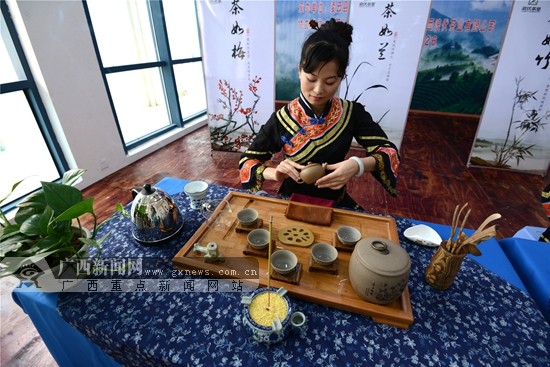 一名茶艺师在展示茶艺表演。 广西新闻网记者 胡雁 摄
