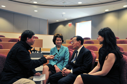在哈佛大学与赵锡成及其<em>女儿赵小兰</em>、赵安吉聊