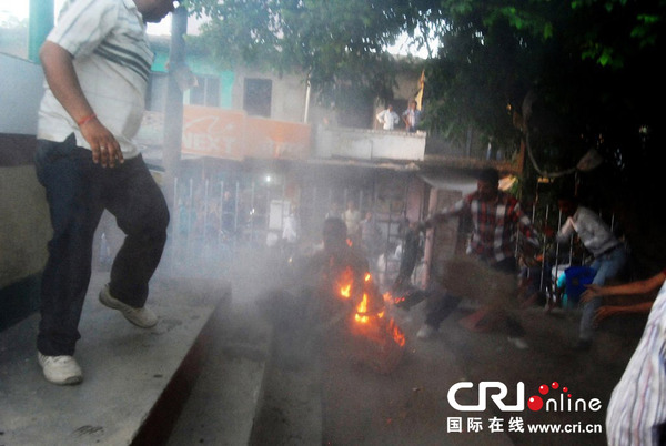 　　当地时间2014年4月29日，印度Sultanpur，印度大选一场电视直播辩论会发生意外，一名现场观众点火自焚并将火势引导一名政客身上，两人都在地上挣扎。图片来源：STR/CFP