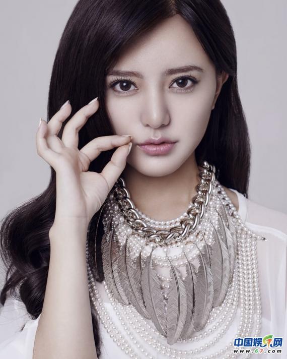 阿兰日本演唱会形象曝光 简约造型显女性魅力