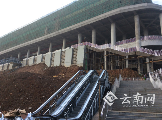 火车站出口需绕行1公里才能进站 汽车北站地铁站一出去就是北部客运站