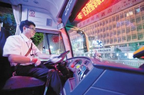 昆明空港线司机张德新:每年有48天凌晨起床