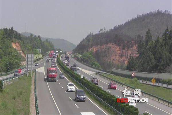 五一小长假高速迎来车流高峰 收费站、匝道违
