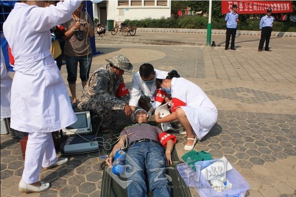 云南石屏卫生系统开展2014地震应急模拟演练