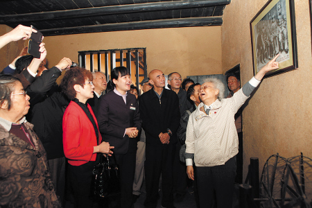 　　革命元勋后代参观刘少奇故居，刘爱琴大姐(前排右一)当起了讲解员。 尹芳 供图