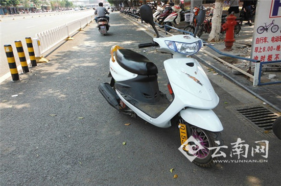 两摩托车司机为逃避处罚 车挂假牌上路被交警