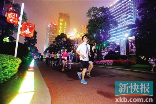 ■白领戴着领带跑步,引来途人围观。