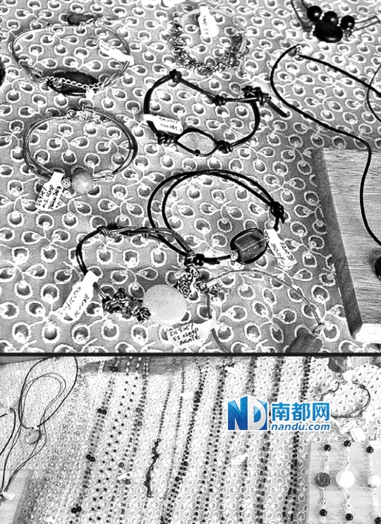 河国荣如今摆摊卖咖啡、首饰。