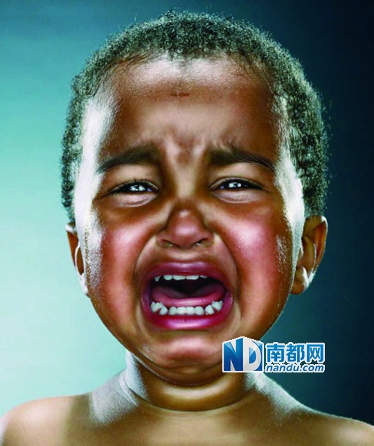 这是一组反虐童宣传海报，反虐童本身就是一个国际问题。