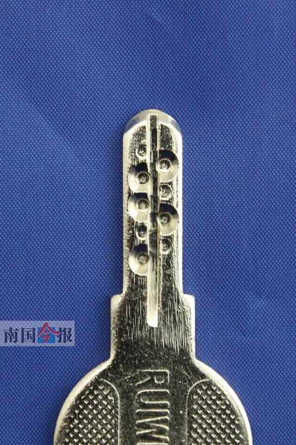 电脑打孔锁