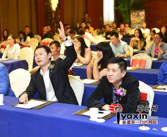 “2014亚洲巨星演唱会” 首张门票竞拍31800元。亚心网记者 陈敬梅 摄