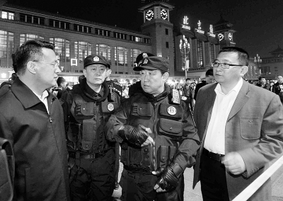 北京公安部副部长,市委常委,市公安局局长傅政华带枪在北京站巡逻检查