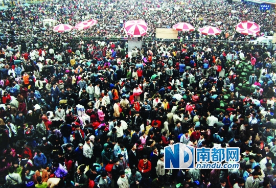 1998年湖南雪灾时，广州火车站广场的滞留乘客。南都记者 马强 翻拍(图片提供 李伯阳)