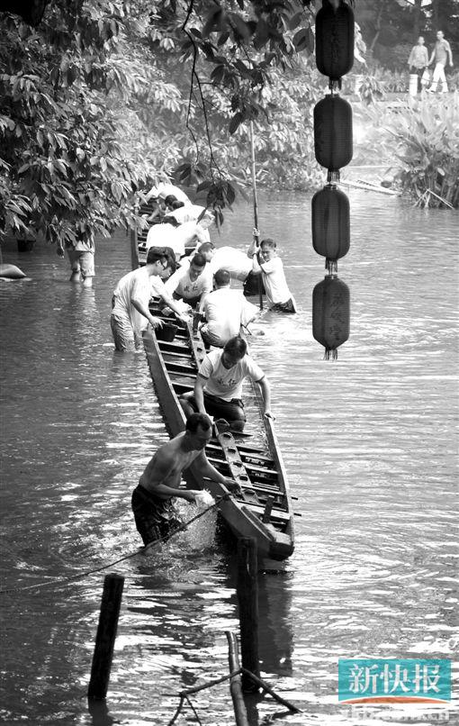 ■荔湾区泮塘村村民下水起龙船。 新快报记者 李小萌/摄