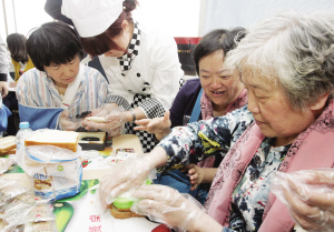 母亲得肿瘤 女儿心怀愧疚在病房里给妈妈做面